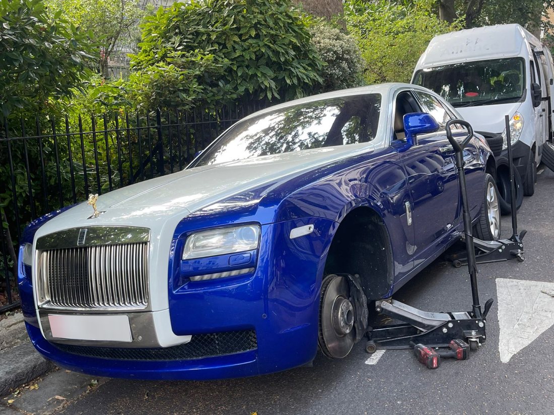 Mobile tyre fitting on a premium vehicle