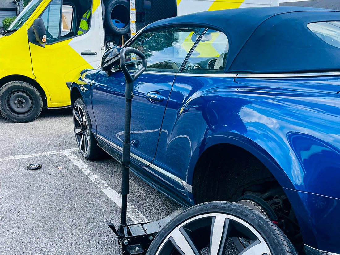 Mobile tyre fitting in a car park