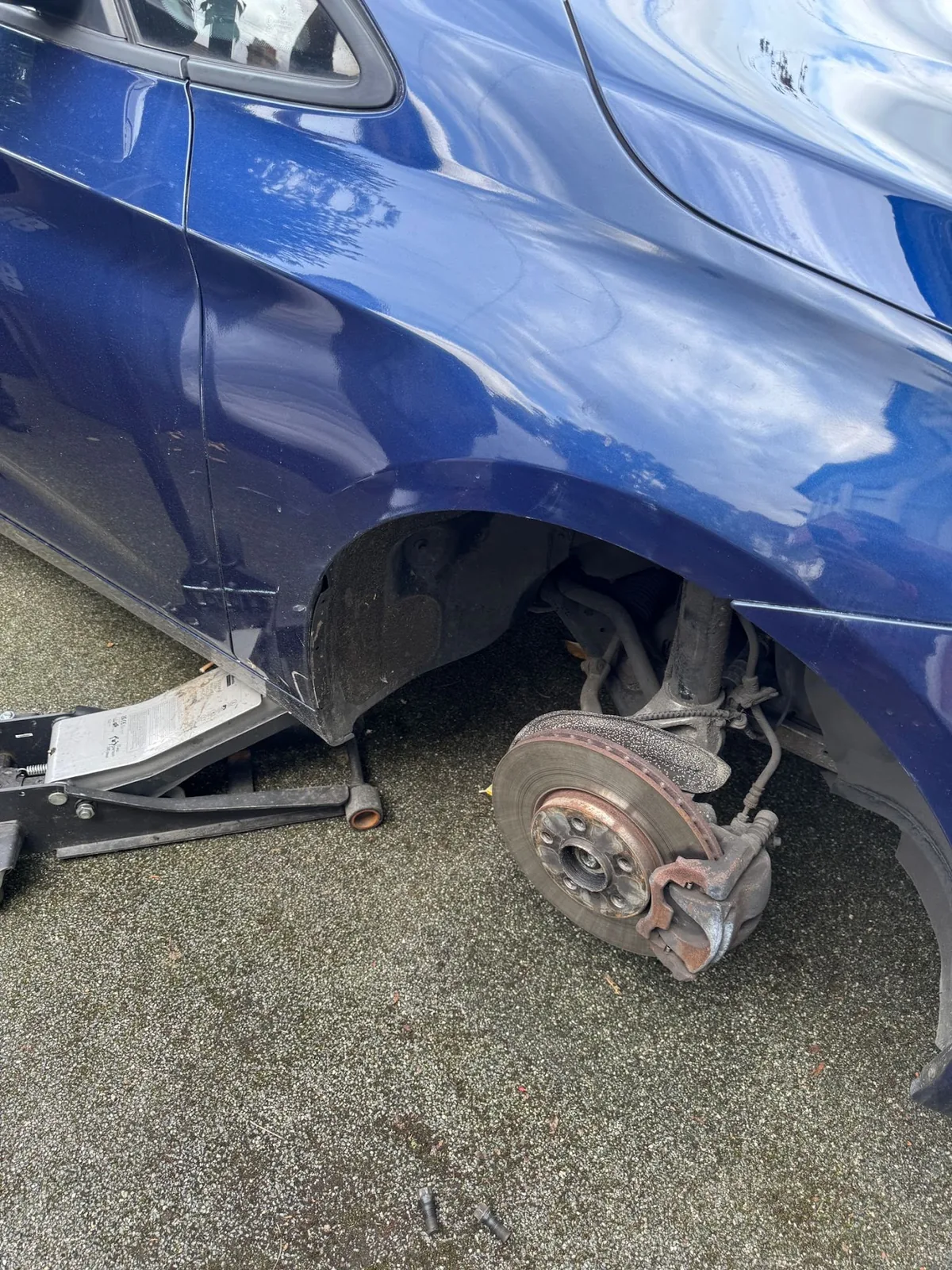 Mobile tyre fitting on a premium vehicle