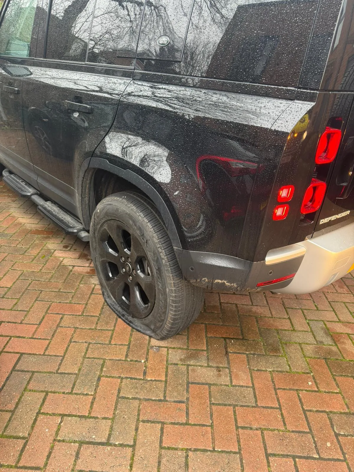 Mobile tyre assistance for a vehicle at its location